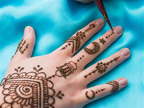 Mehndi Magix Color Sreer vs. Traditional Mehndi: Which is Better?
